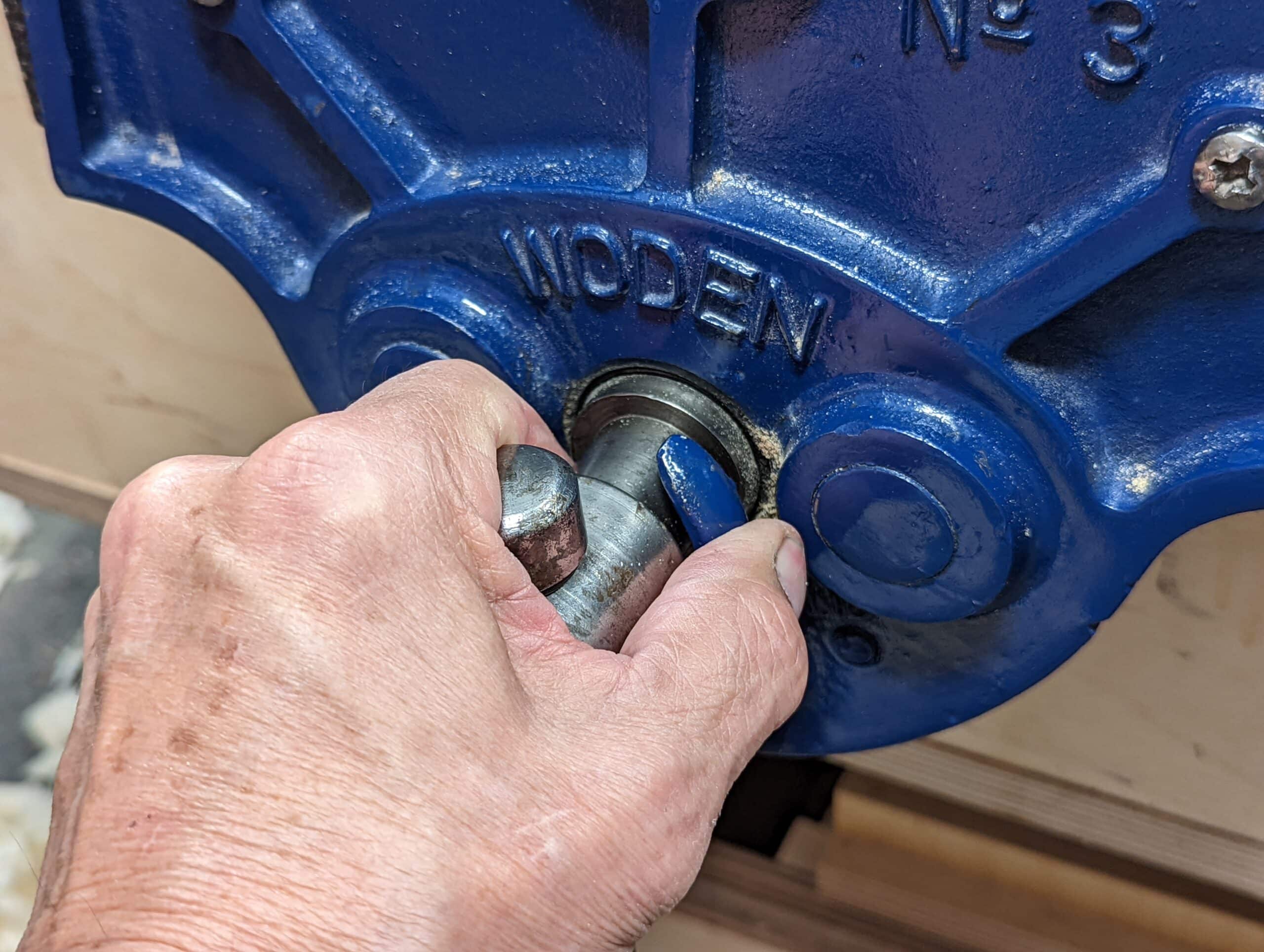 The modern workbench - installation of the front vise - German pressure  board - part 5 